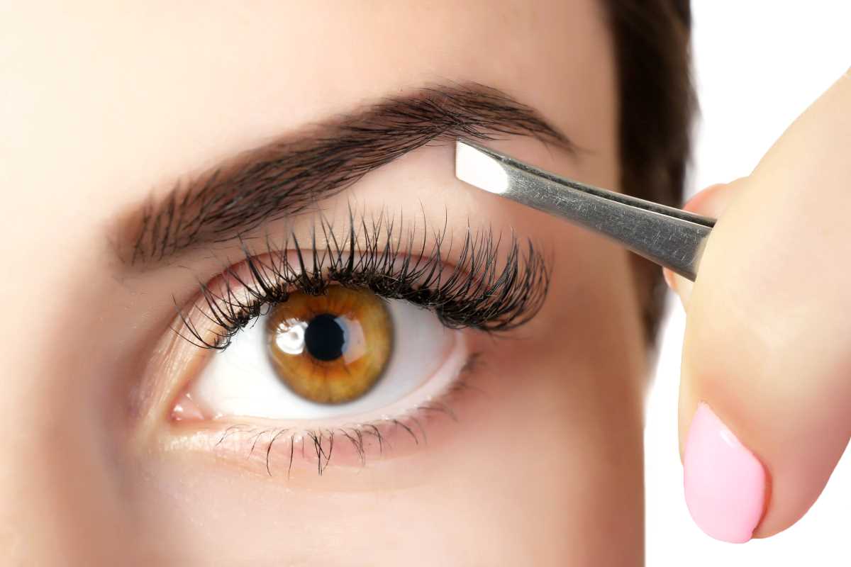 Mastering the Art of False Eyelash Application